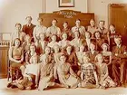 Klassrumsinteriör, klass 8Aa, elever med lärare.
Sam Lindskogs familjebild.