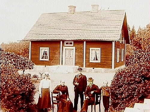 Envånings parstuga, familjegrupp 5 personer framför stugan.
Viktor Larsson.