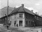 Järntorget, det gamla stenhuset i hörnet av Gamla gatan och Olaigatan, omkring 1900.
Reprodukrion 1934 efter en bild från 1900.