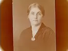 En kvinna, bröstbild.
Fru Hilda Lindskog