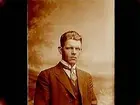 En man, bröstbild.
John Bergman