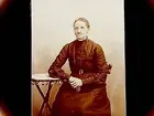 En kvinna.
Fru Anna Johansson