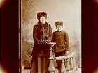 En kvinna och en pojke.
Ester Karlsson