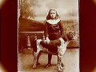 En flicka med en hund.
Evald Larsson