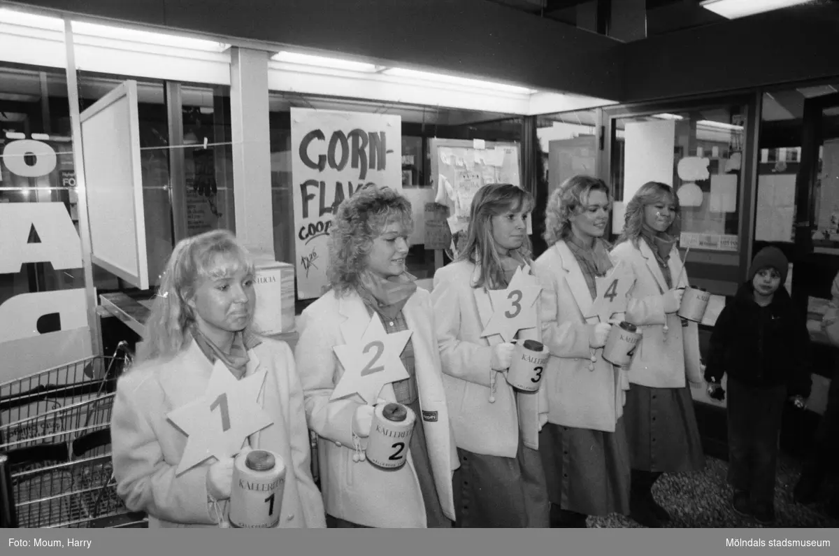 Kållereds Lucia-kandidater presenteras i Kållereds centrum, år 1983.

För mer information om bilden se under tilläggsinformation.