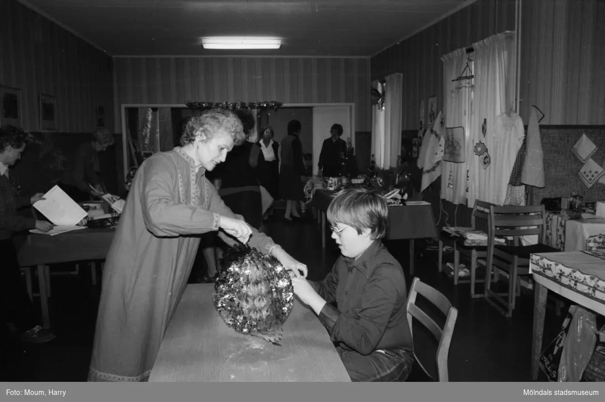 Röda Korsets julbasar i gamla kommunalhuset i Kållered, år 1983.

För mer information om bilden se under tilläggsinformation.