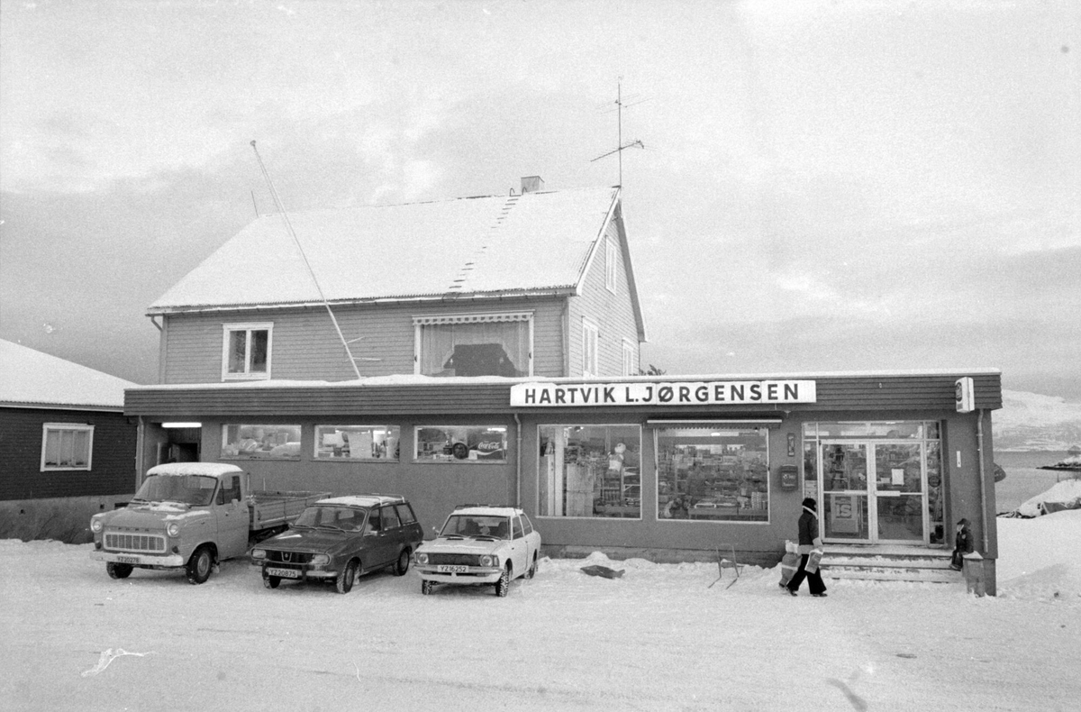 Hartvik Jørgensens butikk i Medkila, fotografert vinterstid med tre ...