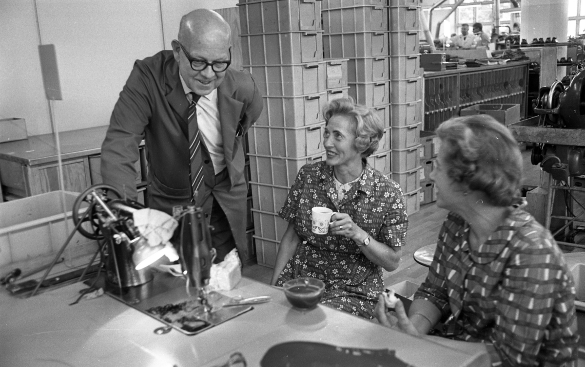 Kronan skofabrik. 19 september 1968. Ella Svensson, Maj Britt Bergström. 
Skofabriks AB Kronan har flyttat till Rex lokaler i Hjärsta.