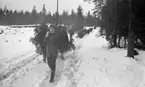 Julgranar 19 december 1966

Några personer kommer gående med julgranar som de släpar efter sig i snön. En ung pojke kommer gående i förgrunden klädd i kort, svart jacka, svarta byxor och vita vantar.