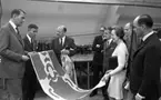 Konfektionsindustri 6 april 1968

På Saléns konfektion AB besöker flera män i kostym,
och en kvinna i klänning. Kvinnan och en man visar upp ett mönster.