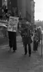 Jättelång clown 15 maj 1965

Clown och dragspelare på gatan under Örebro Jubileum 700.