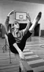 Gymnastik, 7 november 1966

Gymnast Ingrid Hansson gör rörelser på en bom. Hon har en tröja och gymnastikbyxor på sig.  På väggen sitter det en basketkorg.