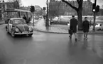 ående, första felgångarn 7 februari 1967

Vid Trädgårdstorget går en man med portfölj, och en kvinna över övergångsstället med trafikljus. På Storbron ser man en cyklist och en buss. Längre bort ser man Centralpalatset på Olaigatan.