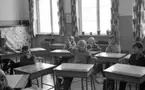 Kopparberg 1 mars 1967

Grundskoleelever sitter vid skolbänkar i ett klassrum i en skola i Kopparberg. Några av dem räcker upp handen för att svara på en fråga som lärarinnan har ställt.