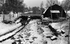 Kopparberg stad 16 december 1966

Vy över en å och en byggnad i Kopparberg. En bro ligger över vattendraget. Det ligger snö på marken samt på byggnadens tak.