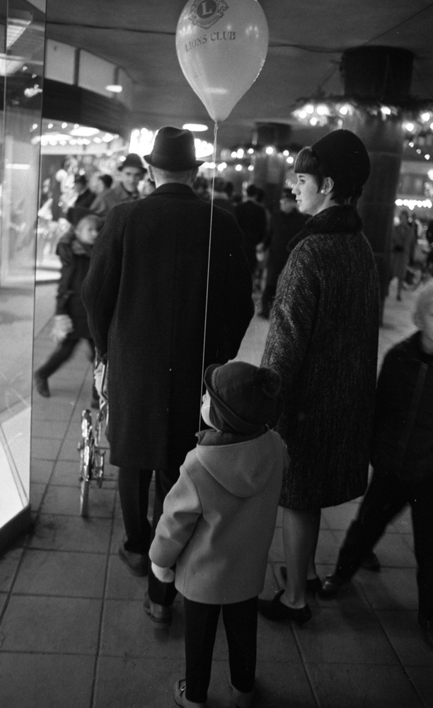 Bild tagen utanför varuhuset Krämaren, fasaden mot Drottninggatan. 5 december 1966.
(Negativrubrik: Handikappade på Domus, 5 december 1966)