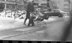 Den första snön. 5 nov 1968.
Till vänster Rudbecksgatan 20.
Söderkonsum, Lindqvists Konditori.