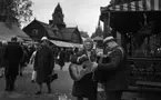 Kopparbergs marknad 30 september 1968

Musikanter, med gitarr och dragspel, stämmer upp på markandstorget i Kopparberg