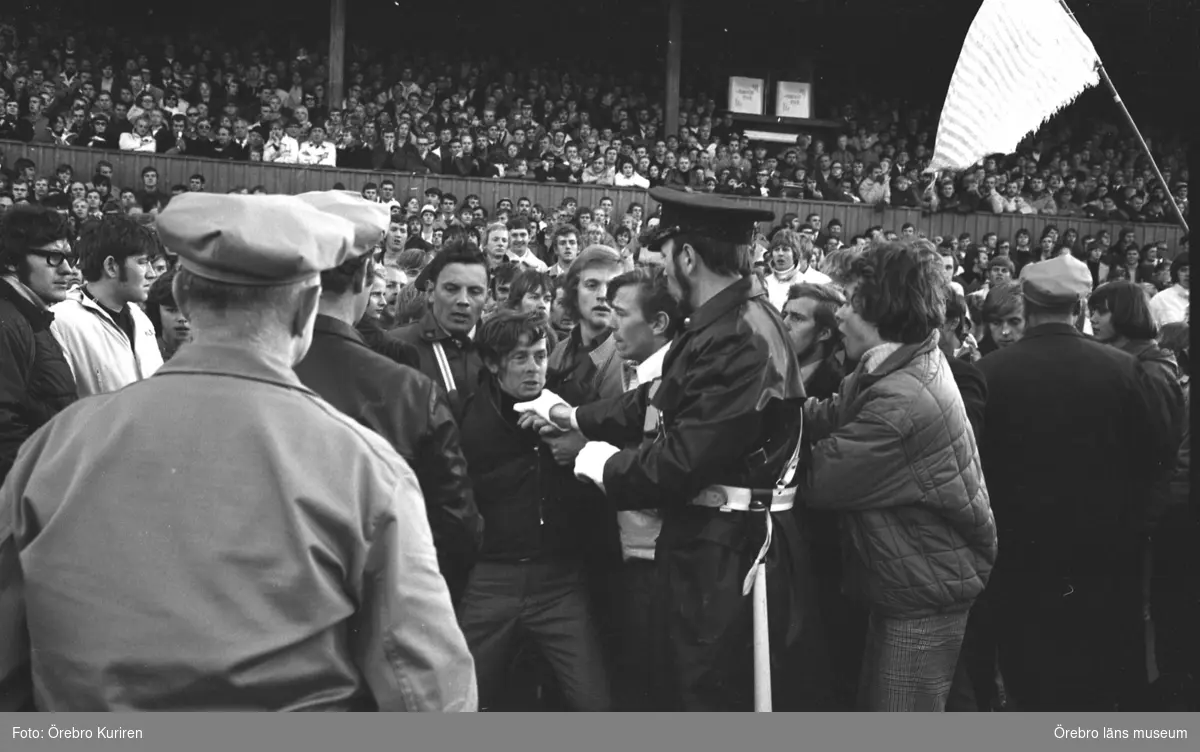 Kalabaliken på Eyravallen, 26 oktober 1970.

Ödesmatchen mellan Örebro SK och IFK Göteborg i fotboll på Eyravallen urartade när det stod klart att ÖSK klarat kontraktet och besegrat Göteborg med 1-0. Hundratals tillresta Göteborgssupportrar stormade planen i besvikelse.
Trots tumultet lyckades domaren, Sven Jonsson, avsluta matchen. Publiken uppgick till knappt 14.000 besökare.