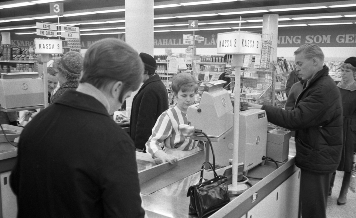 Bilden föreställer ICA Norahallen.
Rubrik för negativbilden: "Vivohallen".
8 mars 1967