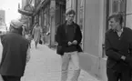 Folk går på systemet, 11 maj 1965. 
Drottninggatan söderut, Drottninggatan 2-4.
