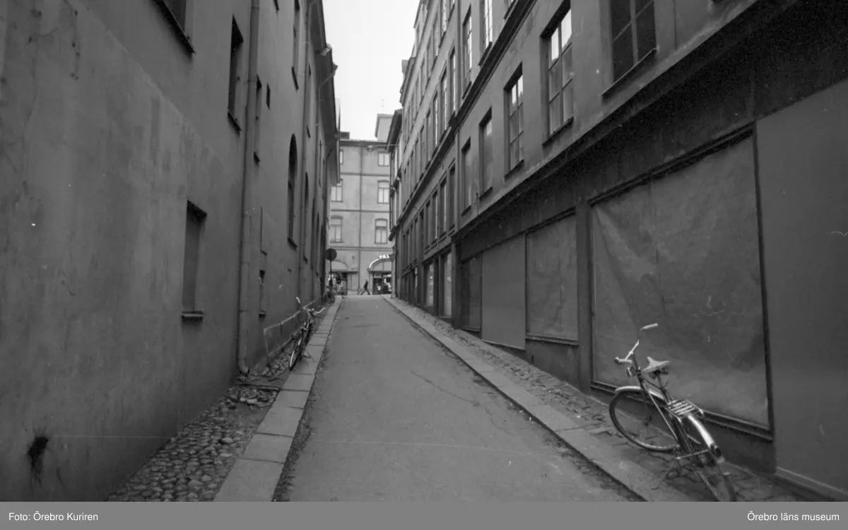 Fastigheter i Örebro, 28 november. 
 Färgaregränd mot Drottninggatan.