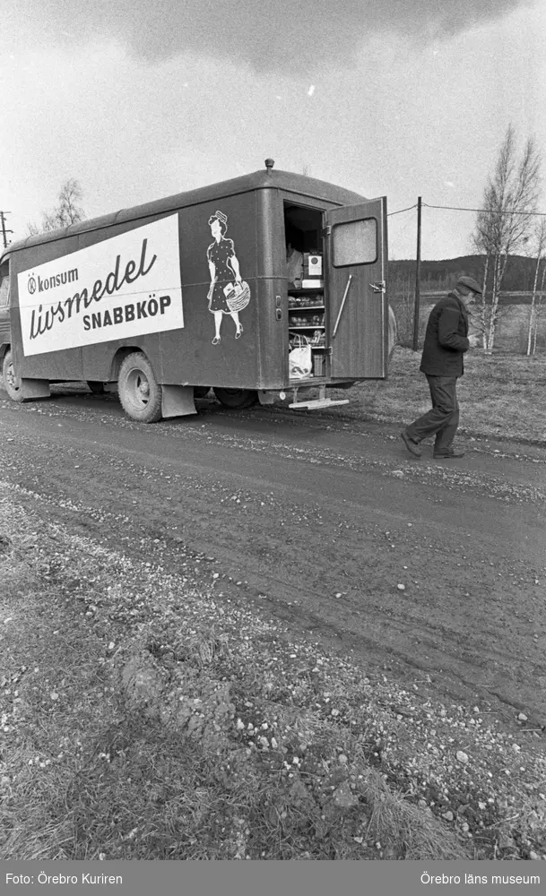 Konsumbussen åker sista turen i Västernärke, 26 april 1972

Einar Olsson i Ängatorp gör sista besöket i Konsumbussen.