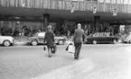 Orubricerat  8 oktober 1965

Tvärs över gatan med bagage