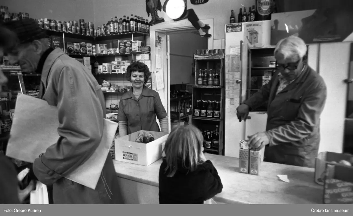 Specerihandlare 7 oktober 1976.
Speceriaffären låg i sydvästra hörnet Oskarsparken- Manillagatan, Oskarsparken 8.Privathandlare. 
I denna lokal fanns tidigare en mjölkaffär tillhörig Örebroortens mejeriförening.