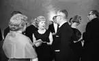 Teatergalan III den 1 mars 1965.

Uppklädd galapublik i foajén på Hjalmar Bergmanteatern. I förgrunden: en dam i ivrigt samspråk med en herre.