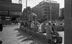 Semester i stan, 10 juli 1965

Ett antal damer och herrar sitter på en långbänk på Våghustorget i Örebro. Pumpen syns till höger i bild. I bakgrunden ses Krämaren.