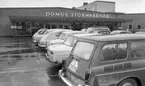 Stormarknaden, 31 juli 1965

Entrén till Domus stormarknad en regnig dag. Bilden är tagen på stormarknadens parkering. Flera bilar är parkerade där. Skyltar med texten 