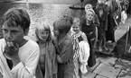 Simpromotion, 20 augusti 1965

Simskoleelever i kö på bryggan i Gustavsvik vid simskoleavslutningen.