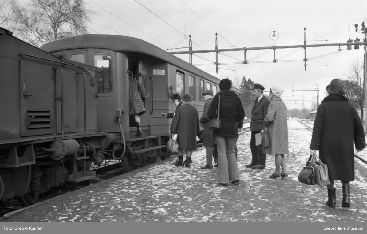 Gammalt ellok på mosse, Fjugestareparation
1 februari 1974.
Ellok av typen Hg med personvagn av typen B6 på Svartåbanan och i Fjugesta.