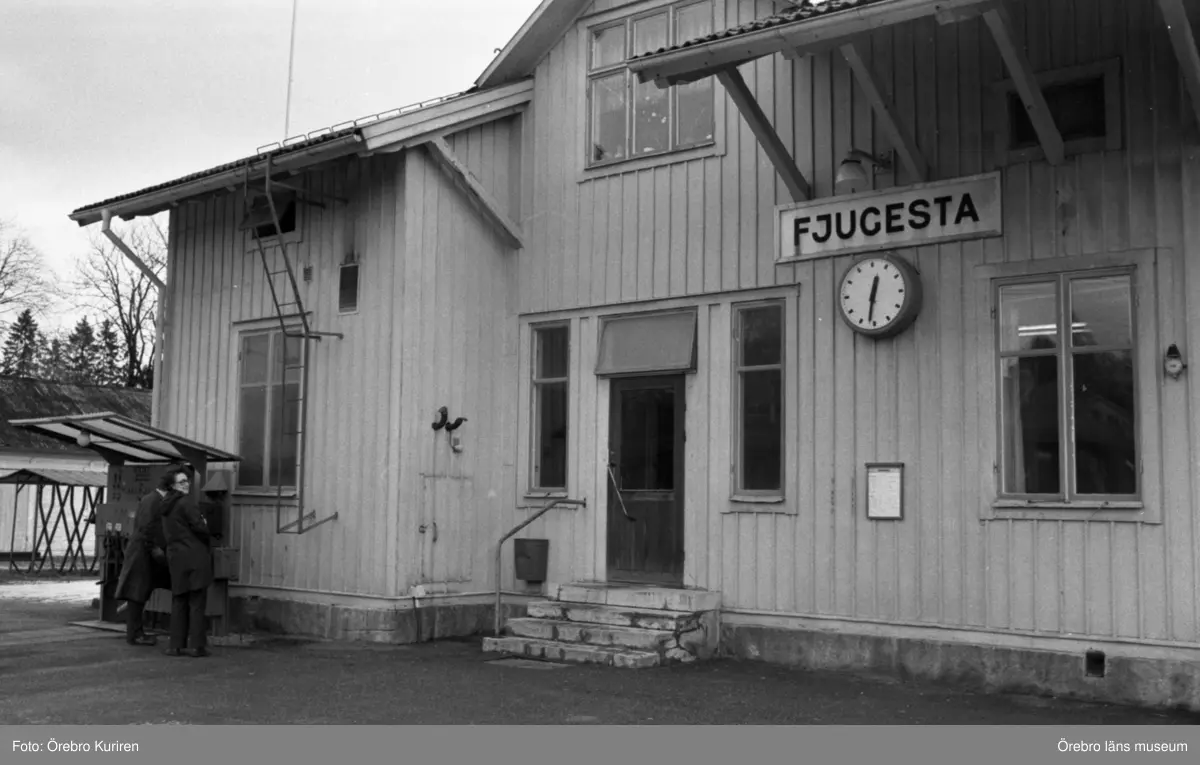 Gammalt ellok på mosse, Fjugestareparation.
Stationshuset i Fjugesta.

1 februari 1974.
