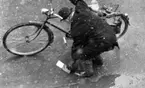 Plånböcker 27 april 1966

En man plockar upp en plånbok på gatan