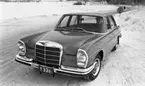 Ny Mercedes, 21 januari 1966

På bilden centralt i förgrunden syns en bil. Det är Mercedes med registreringsnummer 