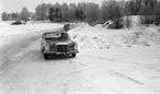 Johnson metall, Ny Mercedes, Görtz intervjuer  21 januari 1966

På bilden centralt i förgrunden syns en bil. Det är en Mercedes med registreringnummer 