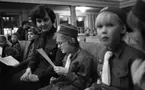 Orubricerat 13 januari 1966

I förgrunden syns två stycken scoutflickor med en kvinnlig scoutledare. I bakgrunden syns tre scoutpojkar samt ytterligare en kvinnlig scoutledare. Ännu längre bort skymtar två barn till.