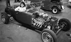 Hot rod, 7 januari 1966

På bildens förgrund syns en bil. En kvinna sitter i bilen och det verkar som att hon liksom 'tittar på' bildens betraktare.