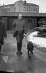 Blind kille 7 april 1966

En blind man är ute och går med sin ledarhund - en svart labrador. Till vänster om mannen går en annan man.