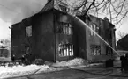 Noraskola brinner, 18 februari 1966

Det brinner en vinterdag i en skola i Nora. Tre brandmän syns på bilden. De är klädda i branduniformer med hjälmar till. De har riktat brandsprutor mot skolbyggnadens fasad.