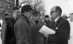 Noraskola brinner 18 februari 1966.
Tre poliser, en i uniform och två civilklädda. De två civilklädda är Sigvard Svensson (far till Margareta Stark, f. Svensson) och Sven Torstensson.