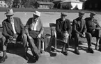 Kopparberg, 28 september 1967.
Parkbänk på Malmtorget. Från vänster: Okänd, Oskar Jansson, Hjalmar 