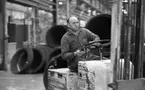 Centrumverkstaden i HFS Jernverk 20 januari 1966

Man i arbetsoverall kör truck i verkstad