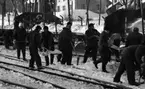 Hallsbergsskottarna 5 januari 1966

Ett antal män i arbetskläder skottar bort snö från järnvägsräls,  och skyfflar upp snö på järnvägsvagn