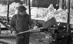 Hallsbergsskottarna 5 januari 1966

Man i arbetskläder skottar bort snö från järnvägsräls,  och skyfflar upp snö på järnvägsvagn