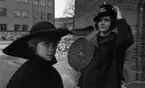 Studentskrivning, 8 mars 1966

Kvinnor på en manifestation vid ett gathörn.