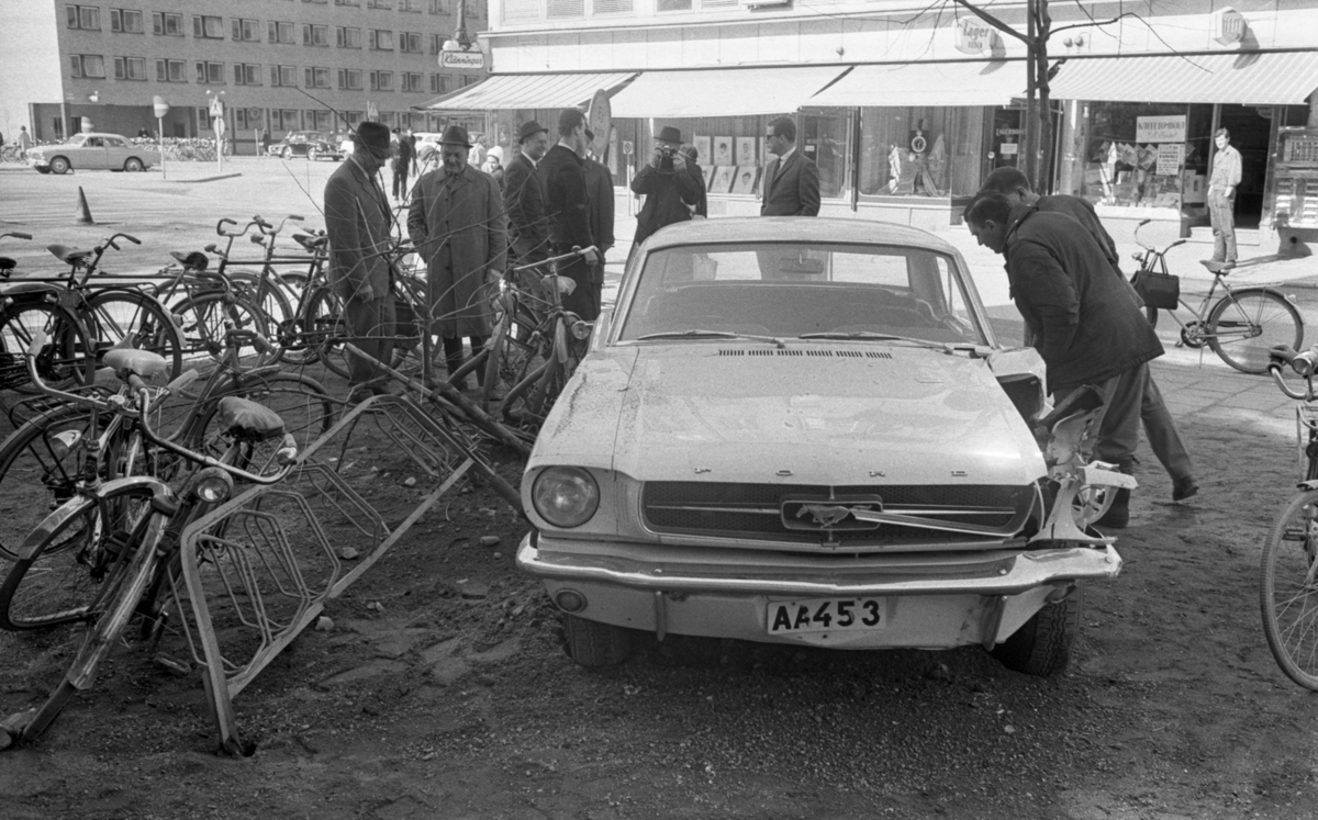 Bil kraschade, 30 april 1966. 
Bil av märket Ford Mustang 1965.