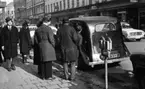 Rolls Royce 15 mars 1965.

Fotgängare stannar vid den parkerade bilen.